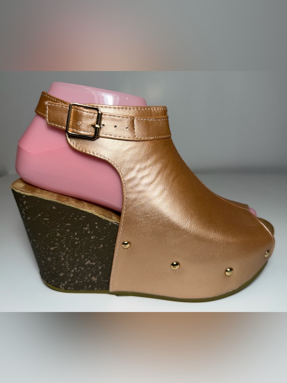 Refresh Mara-23 Metallic Rose Gold Studded Wedges 5.5 NWOT